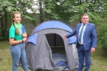 увеличить Юрий Астанчик знакомится с экспедиционным бытом