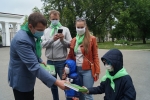 увеличить Алексей Астанин вручает Владиславу Жильцову Полевой определитель редких растений и животных Алтайского края