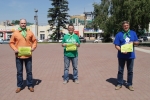 увеличить Антон Сергеев, Сергей Малыхин и Игорь Марискин с плакатами акции