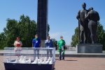 увеличить У мемориала
