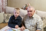 увеличить Владимир Николаевич Горбачев, старший научный сотрудник КГБУ НИИ «Региональных медико-экологических проблем», вместе с внуком Богданом присоединяются к флешмобу #МояПриродаАлтая!
– «С газетой встаю, с газетой спать ложусь». Круг читателей большой, каждый в моей семье ее читает и находит материал на свой вкус и свои интересы. Среди друзей я являюсь распространителем газеты, ждут, спрашивают, с удовольствием читают, – говорит Владимир Николаевич.