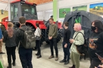 увеличить Посещение выставки сельскохозяйственных машин